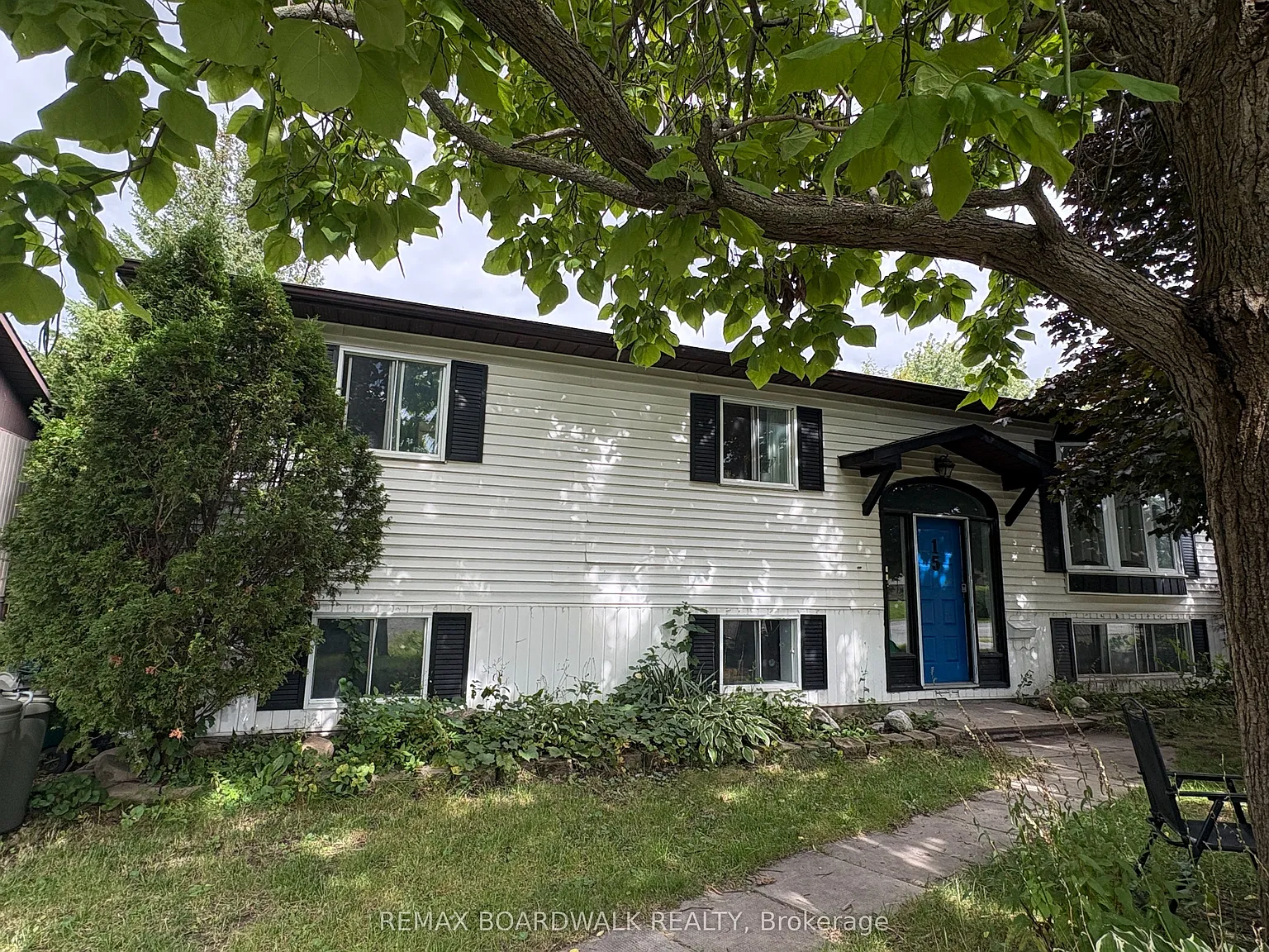 3 bed, $2,300 — Photo 1