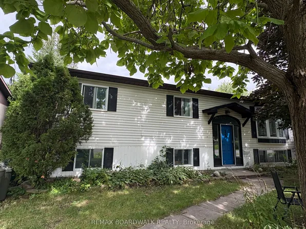 15 Dowdall Cres #B, Ottawa, ON K2S 1T9