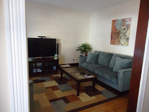 Living from entry (couch wall faces thwewindow)