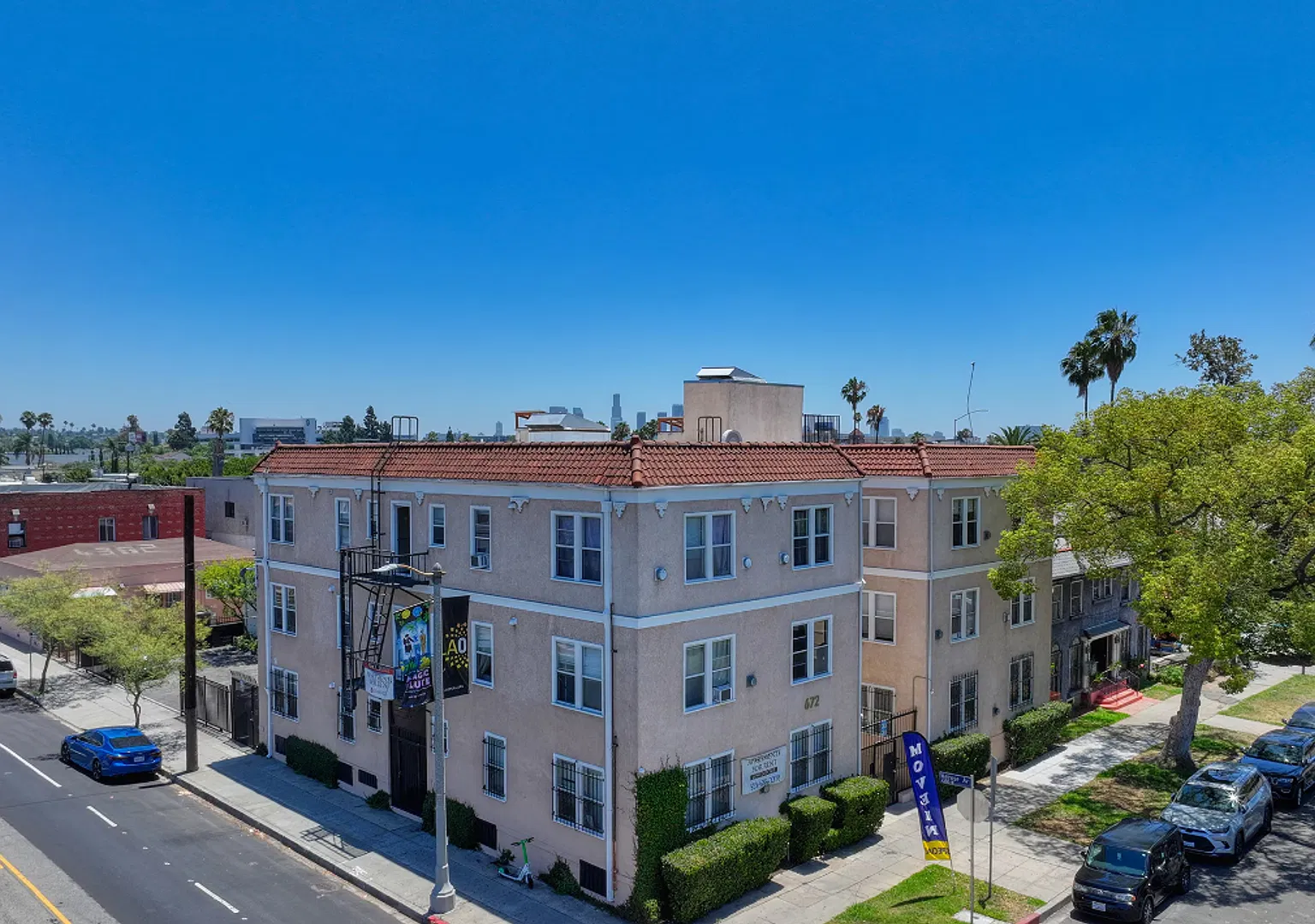 672 N Kenmore Ave — Photo 1