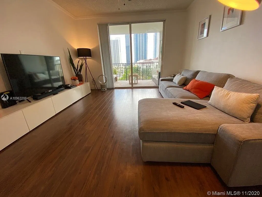 3 bed, 1264 sqft, $3,490 — Photo 3