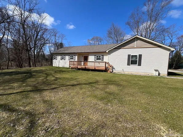 9090 Chilson Rd, Pinckney, MI 48116