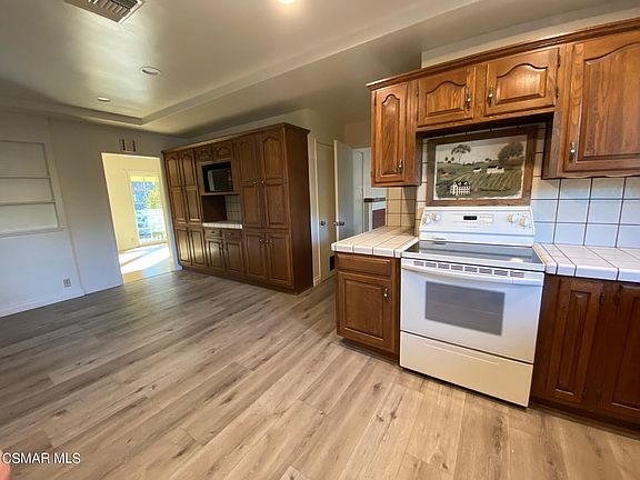 3rd image of 15433 Victory Blvd