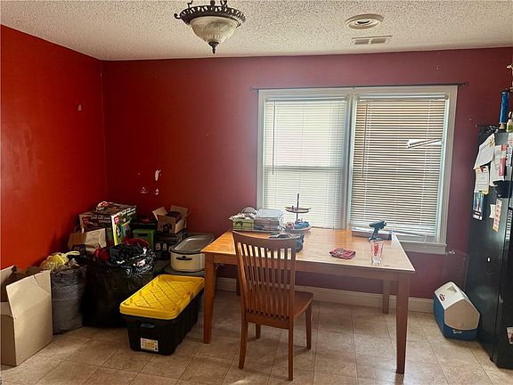 4th image of 107 E Maple St