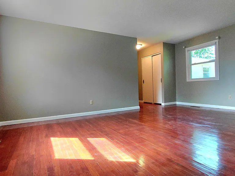 874 Hollyridge Dr — Photo 10