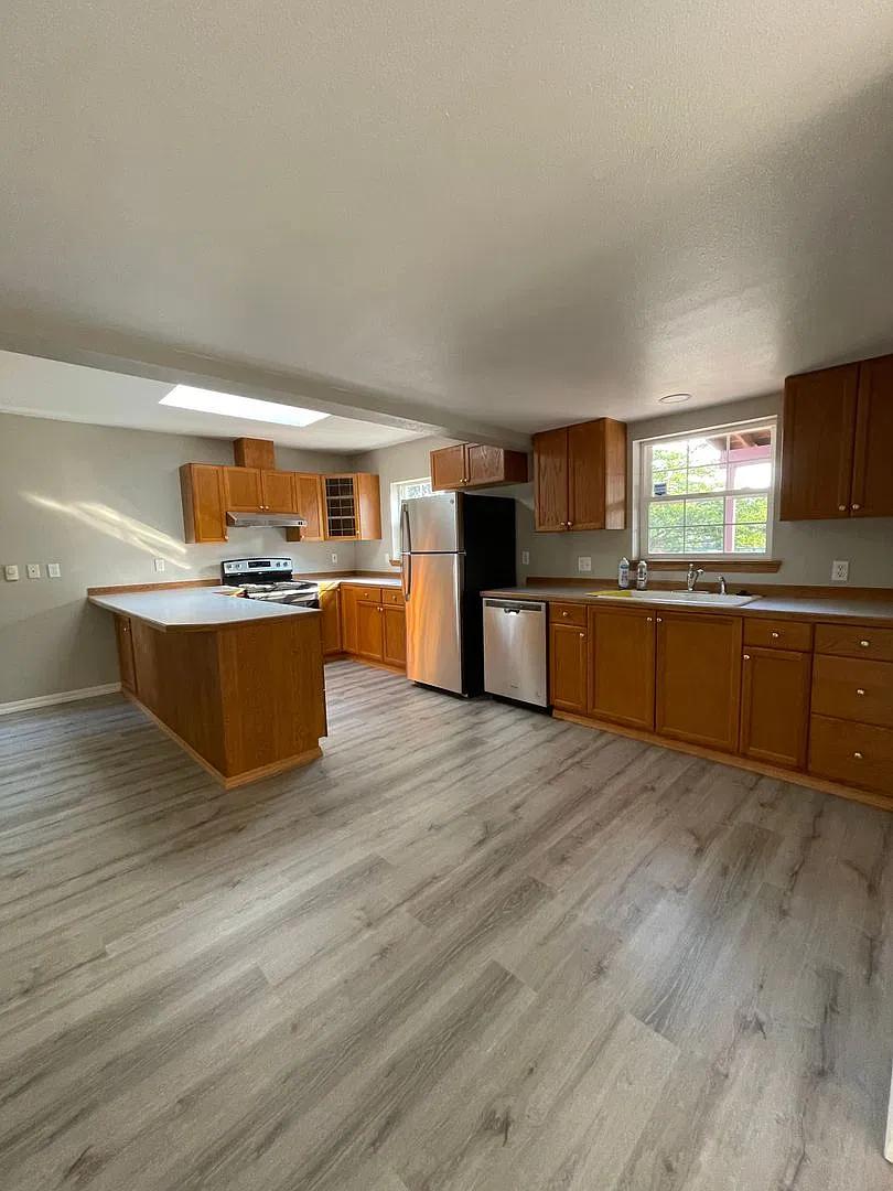 Upgraded charming 3 bedroom home — Photo 2