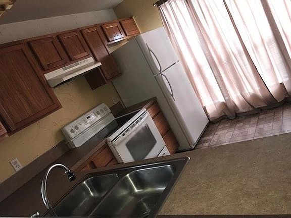 Passthrough that creates an open feeling from kitchen to liv