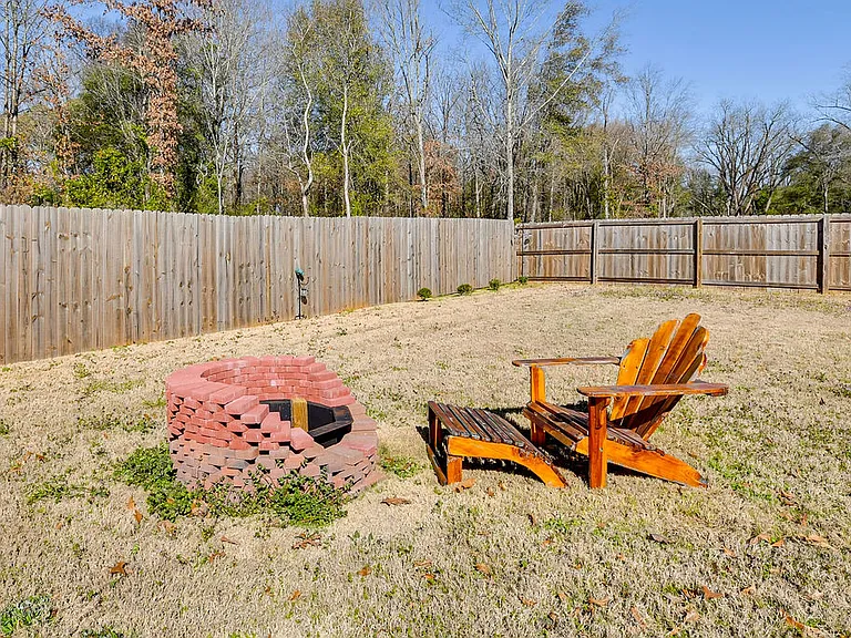 706 Park Ln — Photo 3