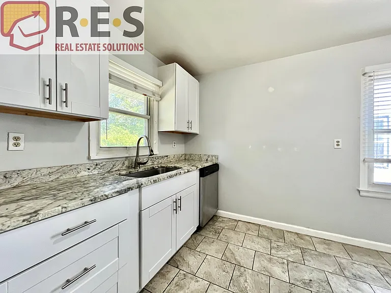 2216 Elmira St — Photo 4