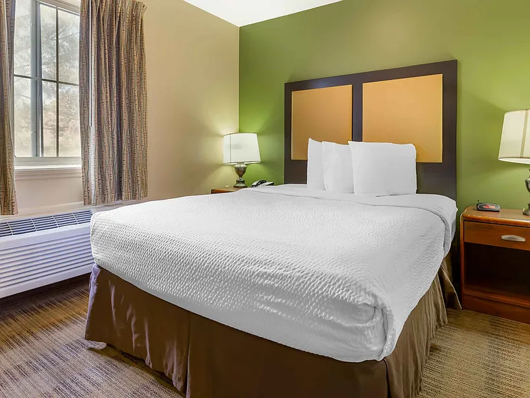 Deluxe Studio - 1 Queen Bed