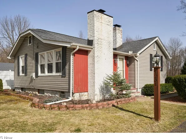 1231 Schocalog Rd, Akron, OH 44320