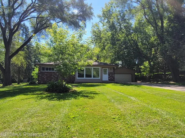 2691 Canfield Trl, Brighton, MI 48114