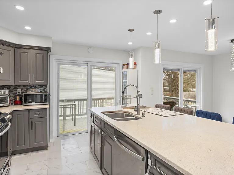 18 South Dr — Photo 7
