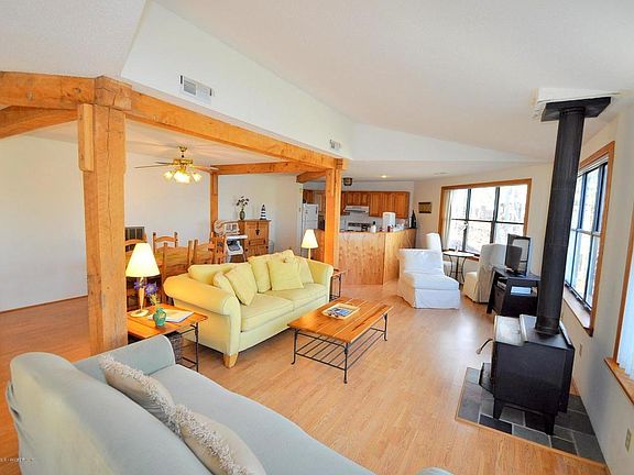 Image 4: Living Area