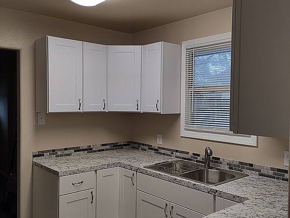 4th image of 410 Paris Ln