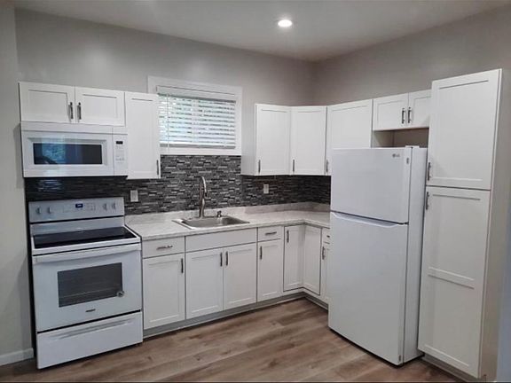 3rd image of 192 6th St #3