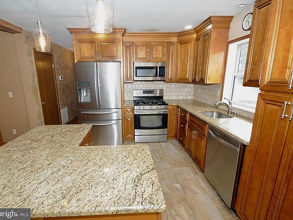 4th image of 336 E 2nd St