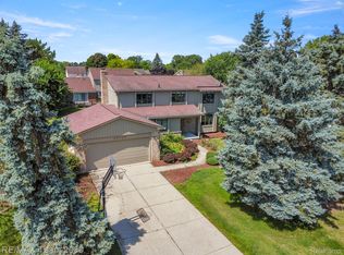 30133 Southampton Ln, Farmington Hills, MI 48331