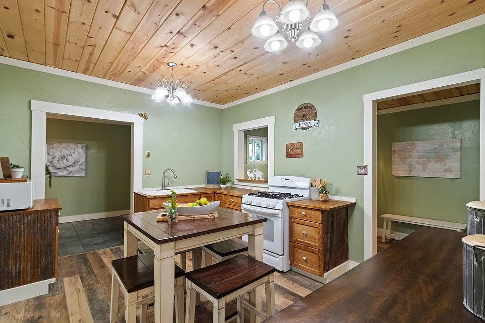 2 bed, 1.0 bath, 905 sqft, $2,900 — Photo 3