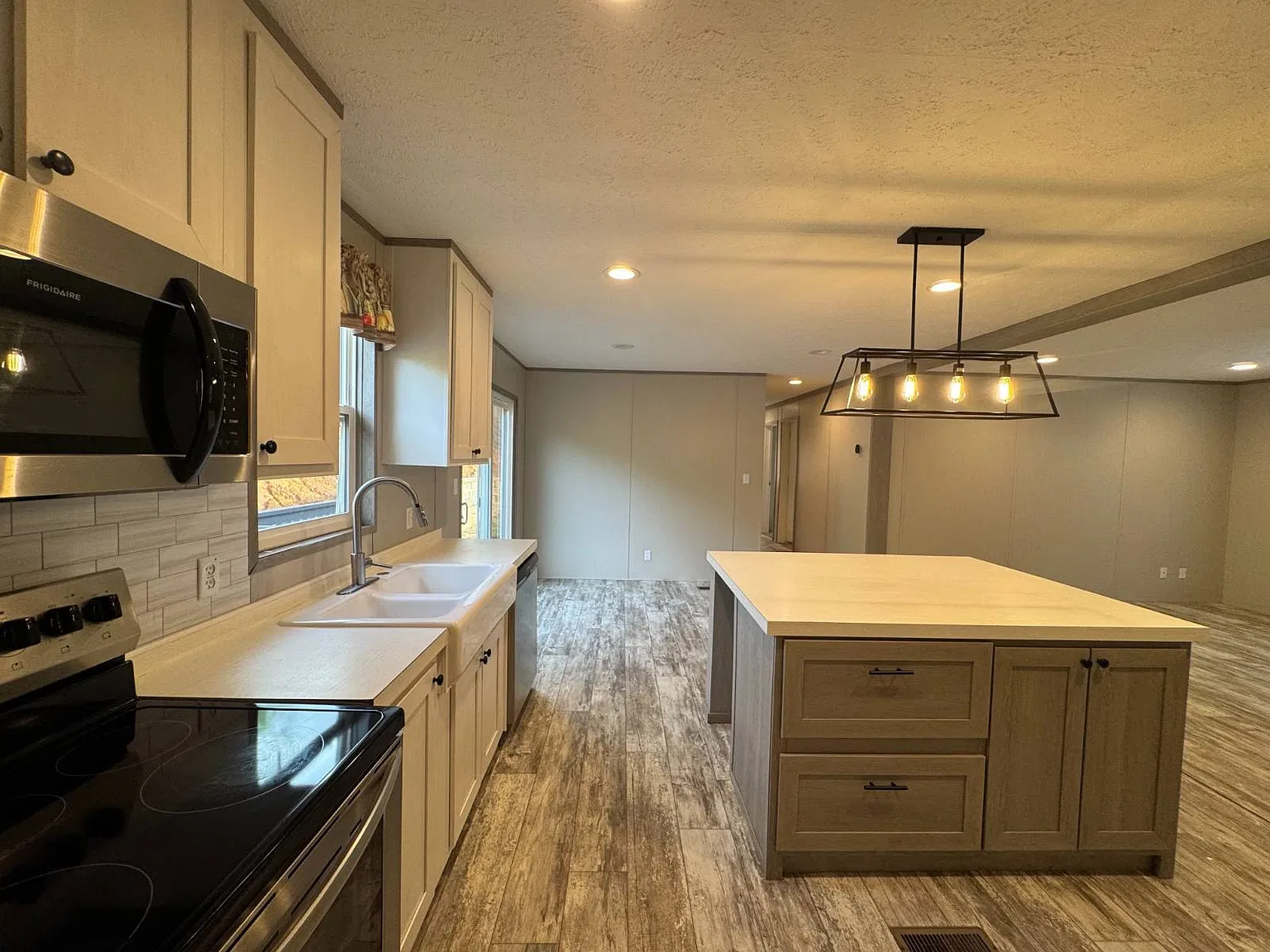 3 bed, 2.0 bath, 1568 sqft, $2,100 — Photo 4