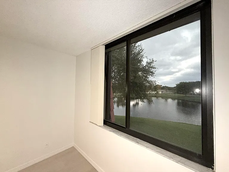 3757 Victoria Dr — Photo 16
