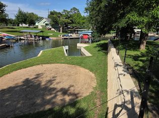 203 W Lakeshore Dr, Llano, TX 78643