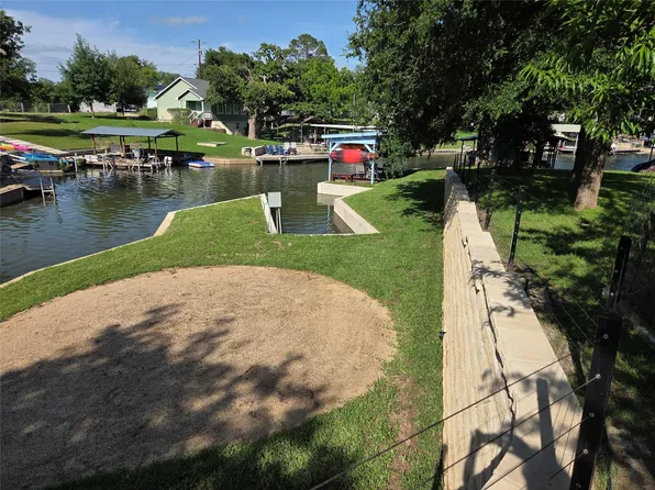 203 W Lakeshore Dr, Llano, TX 78643