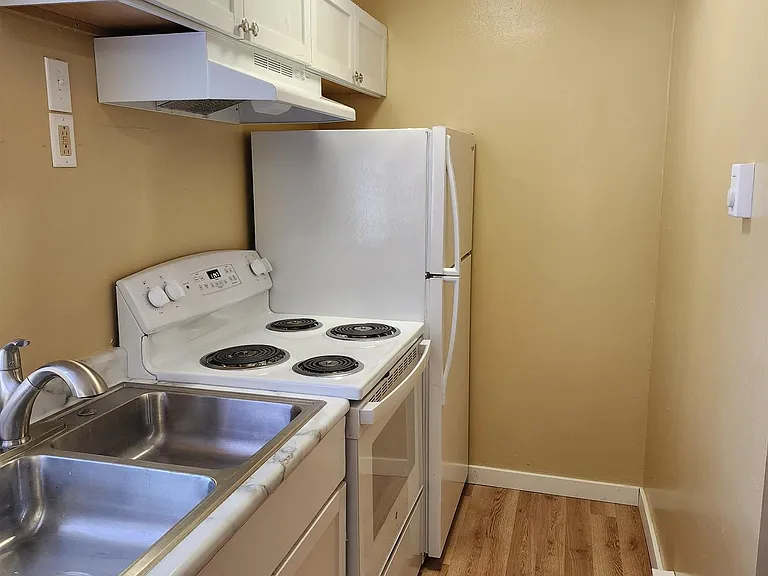 107 N West St — Photo 3