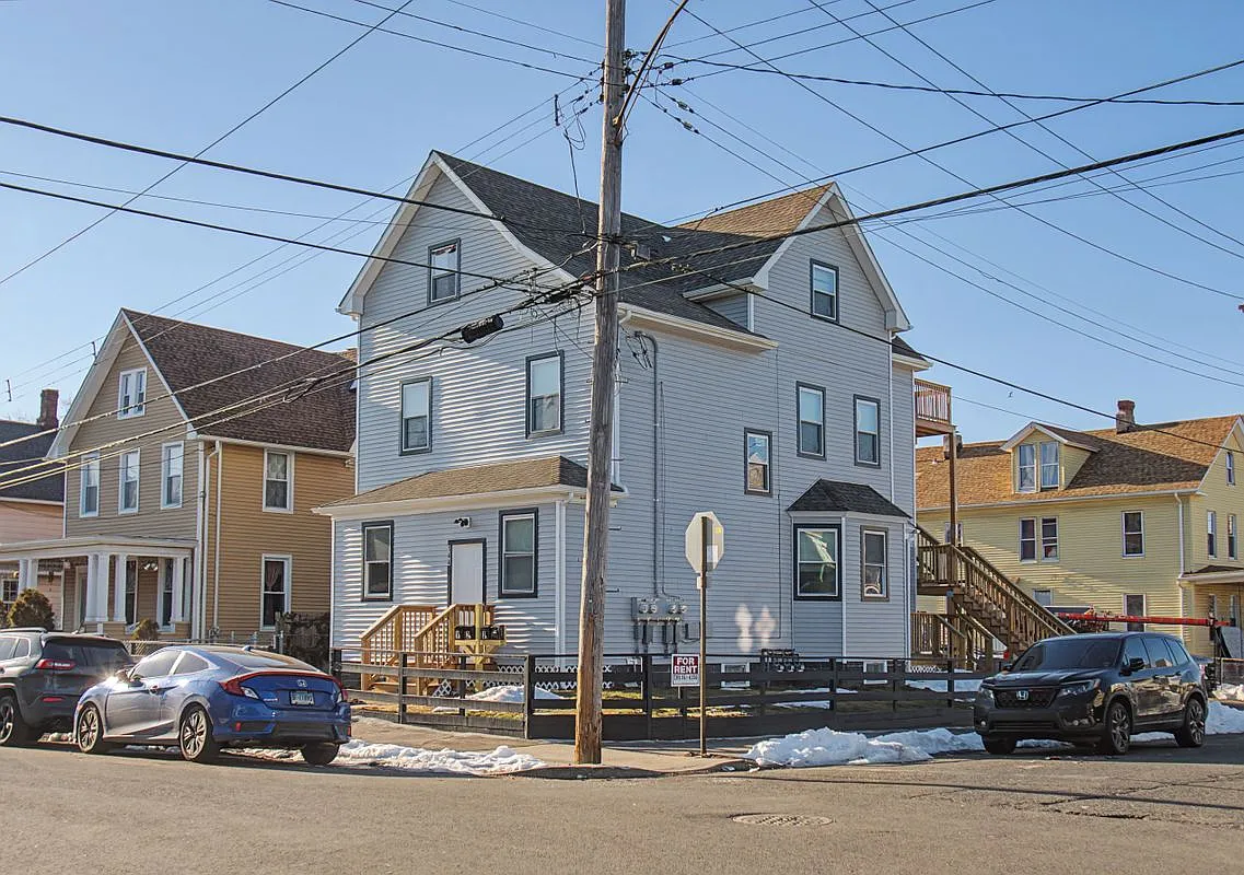 3 bed, 1.0 bath, 1000 sqft, $2,000 — Photo 1