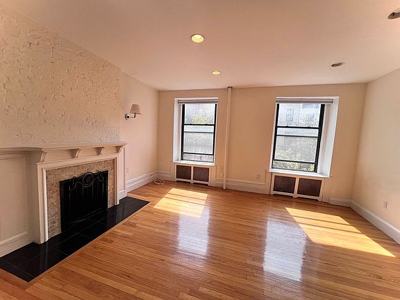 2nd image of 33 W 76th St APT 4A