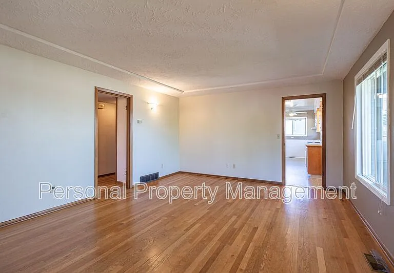 219 W 31st St — Photo 2