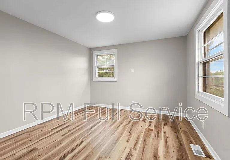 895 W Sharpe Ave #B — Photo 3