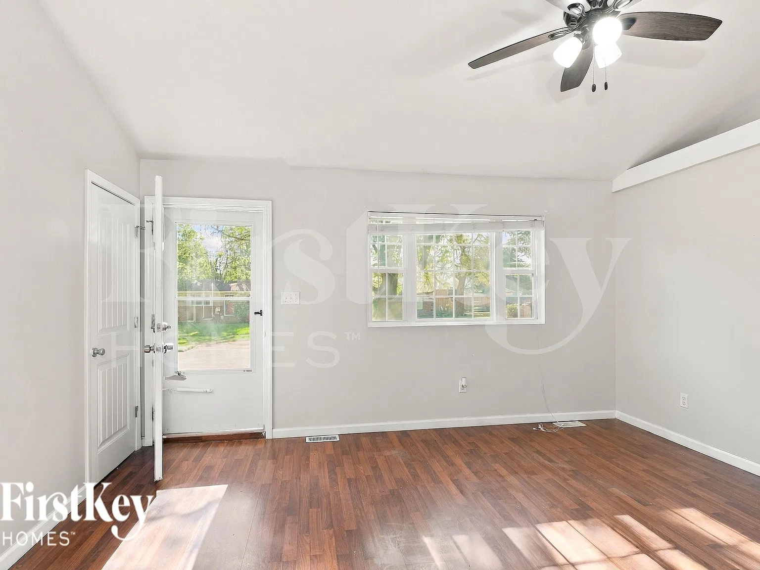 3 bed, 1.0 bath, 912 sqft, $1,355 — Photo 3