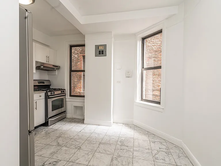 301 E 21st St #8L — Photo 2