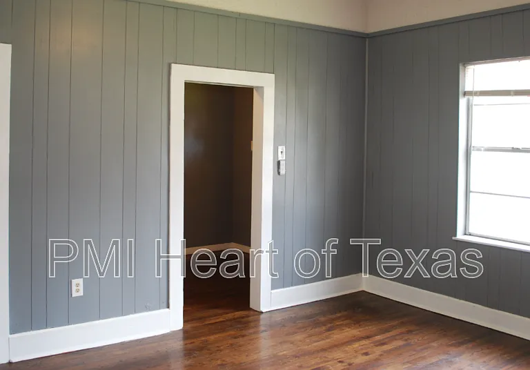 2317 E 2nd St — Photo 12