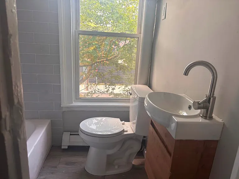 96 Webster St — Photo 7