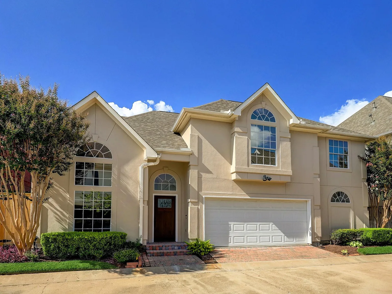 3 bed, 2.5 bath, 2819 sqft, $4,000 — Photo 1