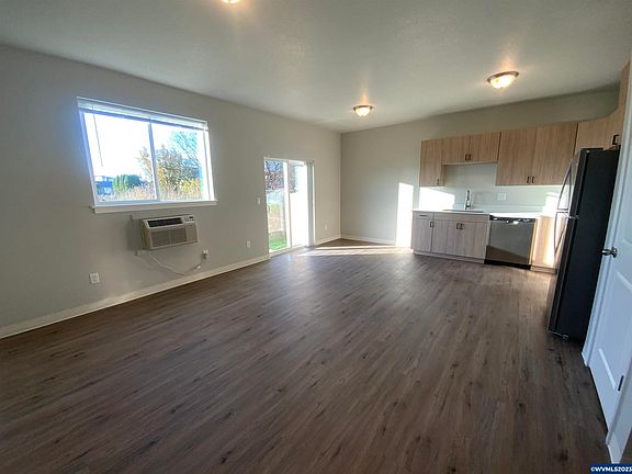 4th image of 195 28th SE #197-199-201