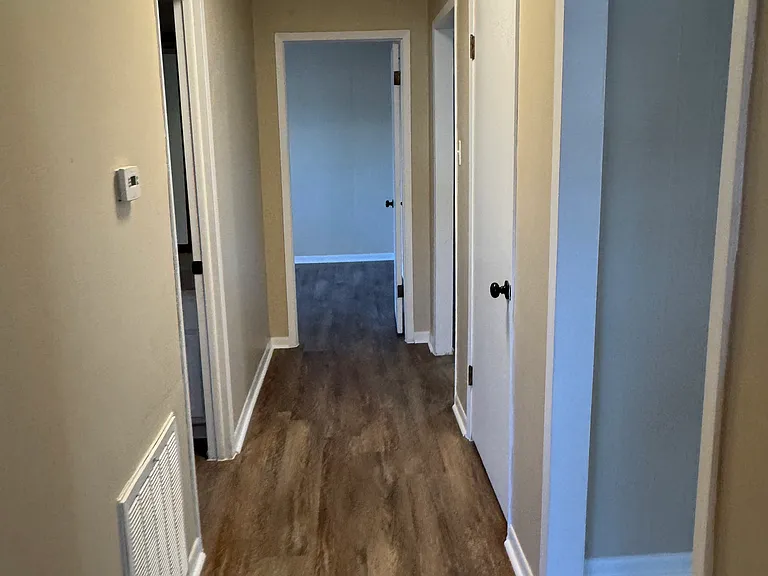 Hallway between the 2 bedrooms