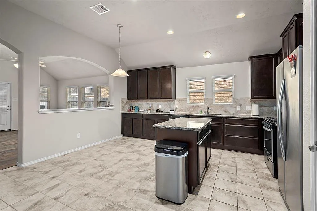 3 bed, 2.0 bath, 1863 sqft, $2,650 — Photo 3