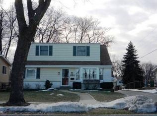 683 Saint Marys Pkwy, Buffalo Grove, IL 60089