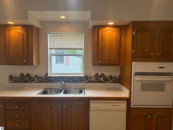 5th image of 2328 Leisure Ln