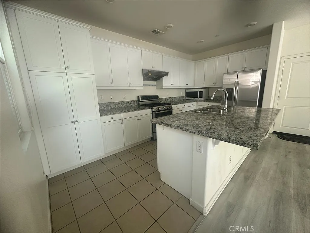 4 bed, 2115 sqft, $4,500 — Photo 4