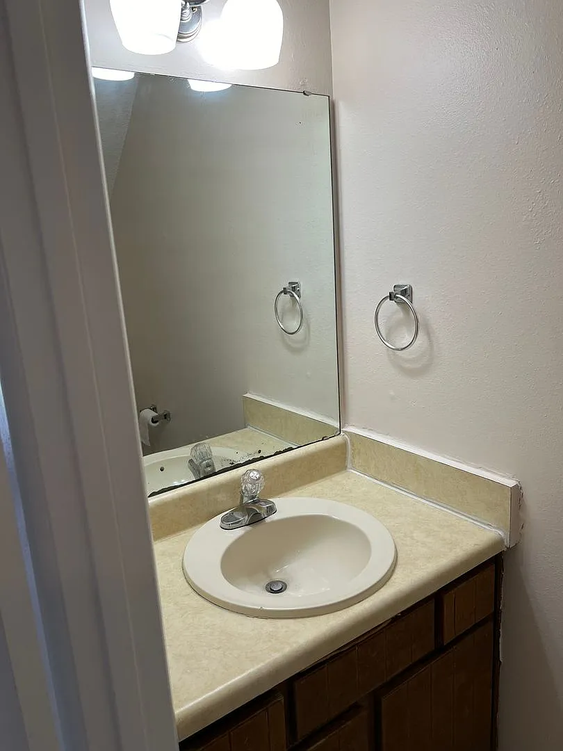 Pool-View/ Access - 2 Bedroom 1.5 Bath Townhome - $1500 /Mo. — Photo 4