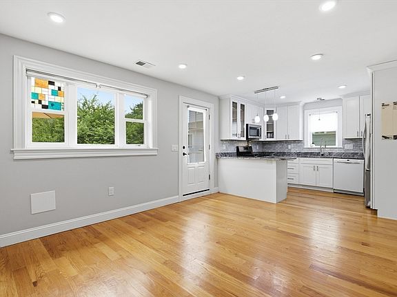 4th image of 28 Beecher Pl #B