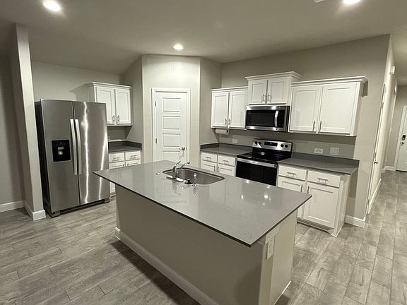 3rd image of 729 Trinity Park Trl