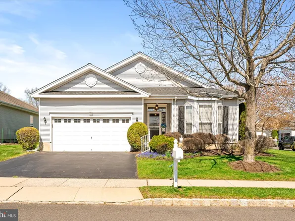 25 Chamber Ln, Columbus, NJ 08022