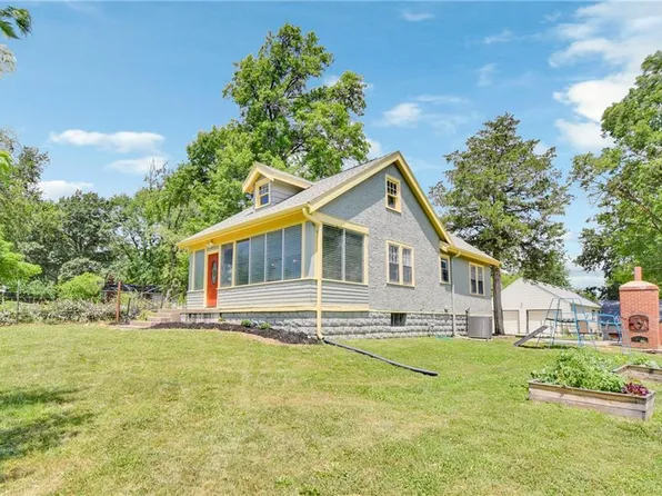 9515 Crestview Dr, Kansas City, MO 64137