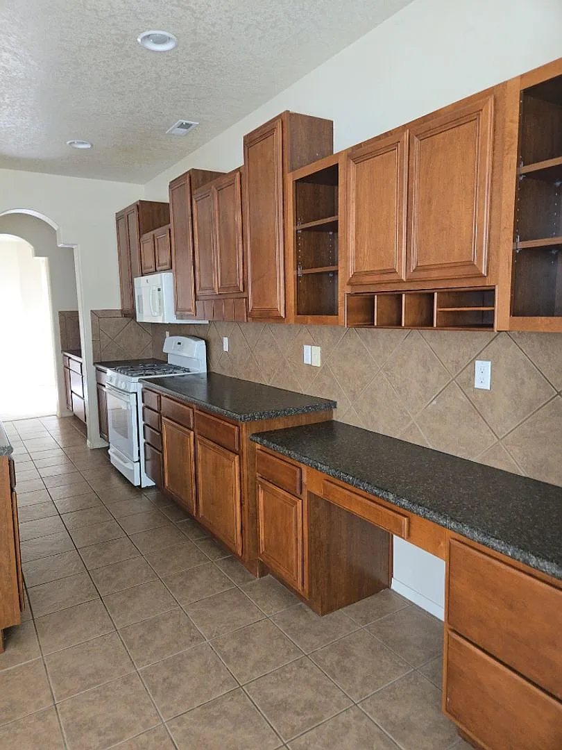 4 Bedroom, 2.5 Bathroom Home! Schedule a Showing Soon! — Photo 4