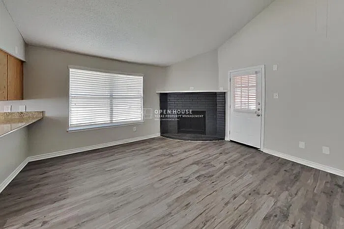3 bed, 2.0 bath, 1538 sqft, $2,100 — Photo 3